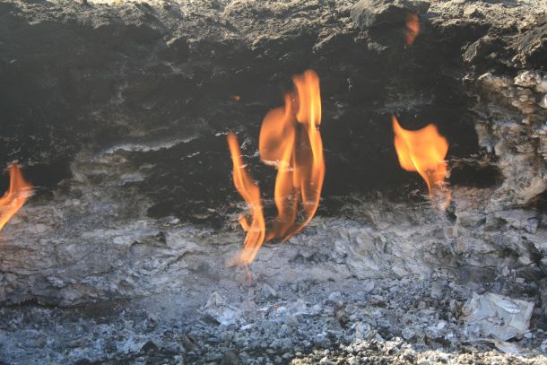 Φωτογραφία μικροσκοπίου όπου παρατηρούνται θύλακοι-διάκενα σε πετρώματα, στα οποία βρίσκεται πιθανώς αβιοτικό μεθάνιο